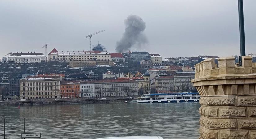 Baj van a Várban: Hatalmas füstoszlop csapott fel a Karmelita kolostornál