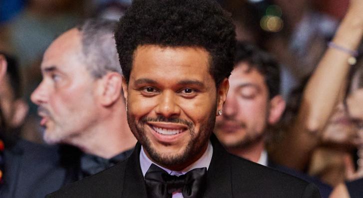 Nehéz szavakat találni erre a látványra, több száz The Weeknd-imitátor lepte el a Times Squaret