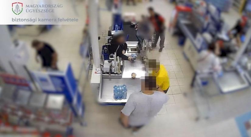 Bravúros módszerrel próbált hangszórót lopni, de így is lebukott egy áruházi tolvaj - videó