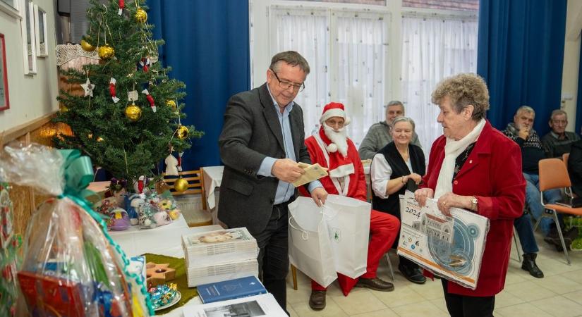 A tatai Sorstársak Klubja idén is megrendezte karácsonyi ünnepségét