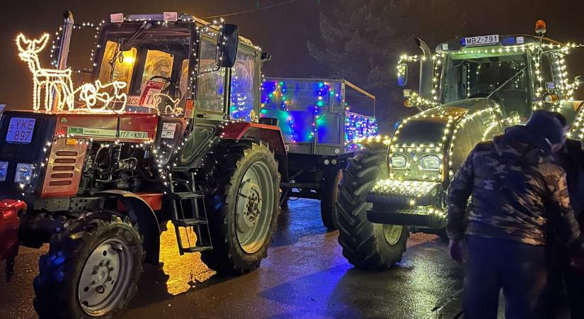 Fényfüzérrel díszített traktorok járták Orgovány utcáit az ünnepváró felvonuláson – galériával, videóval