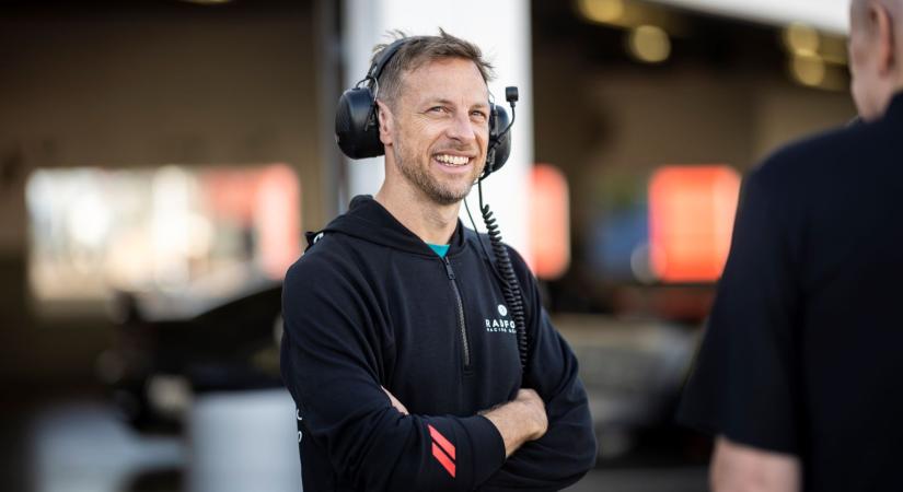 Újra teljes szezonos versenyző lesz Jenson Button