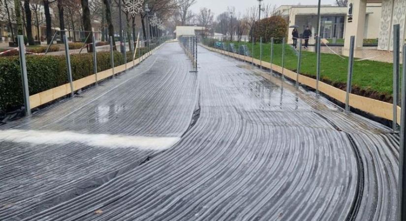Három jégpályát összekötő jégfolyosó épül egy kilométer hosszan Balatonfüreden