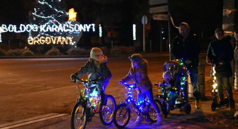 Fényfüzérrel díszített bicikliken tekertek Orgovány utcáin – galériával, videóval