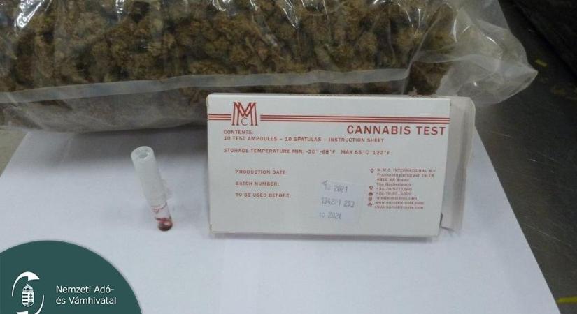 Két kilogramm cannabist foglaltak le a pénzügyőrök