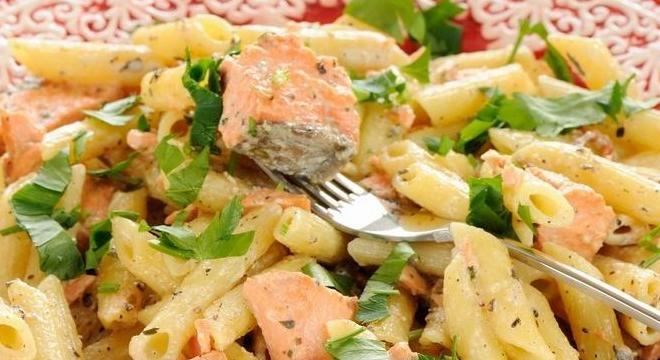 Ünnepi, gyors és isteni: lazacos-vodkás tészta egyszerűen