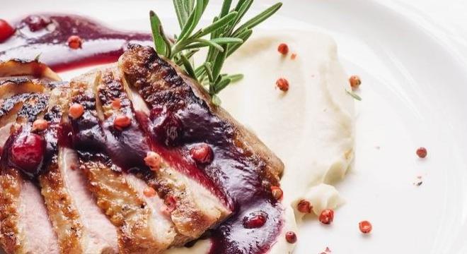 Ünnepi fogás 30 perc alatt – rozé kacsamellel áfonyamártással