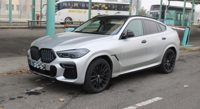 50 milliós BMW X6-ost kapcsoltak le Röszkénél