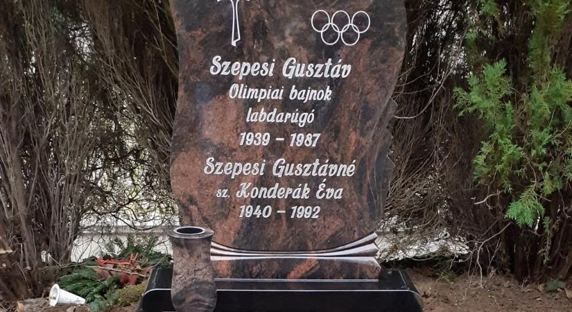 Megújult Szepesi Gusztáv olimpiai bajnok labdarúgó tatabányai síremléke