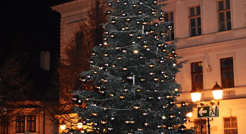 Feldíszítették Győr karácsonyfáját – olvasónk fotója