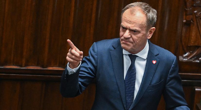 Tusk lecsapott a közmédiára, Trumpra pedig a coloradói bíróság