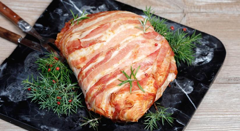 Egyben sült pulykamell baconbe tekerve: így nem szárad ki a sütőben