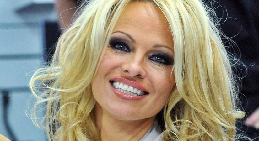 Sokkoló fotók Pamela Anderson-ról – Az egykori dögös színésznő arcát fel sem lehet ismerni