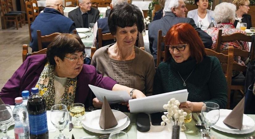 Nyugdíjasokat köszöntöttek Tiszaújvárosban