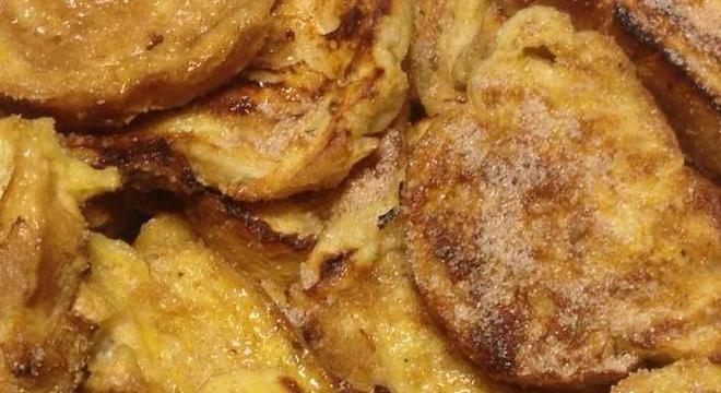 Édes bundáskenyér sütőben sütve, ropogós fahéjas réteggel