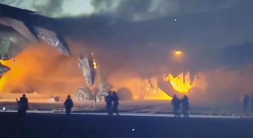 Ütközést követően a futópályán 379 utassal a fedélzetén lángokba borult egy A350-es gép