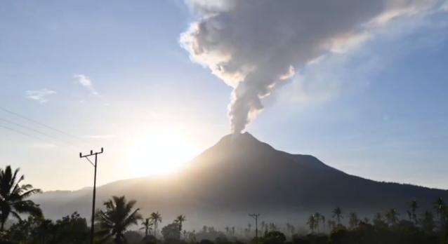 Kitört egy vulkán Indonéziában, ezreket telepítettek ki