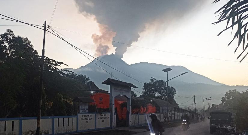 Vulkánkitörés miatt evakuálják az embereket egy indonéziai szigeten