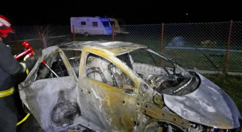 „Büntetőkádba” helyeztek egy kiégett Renault Zoét Farmoson