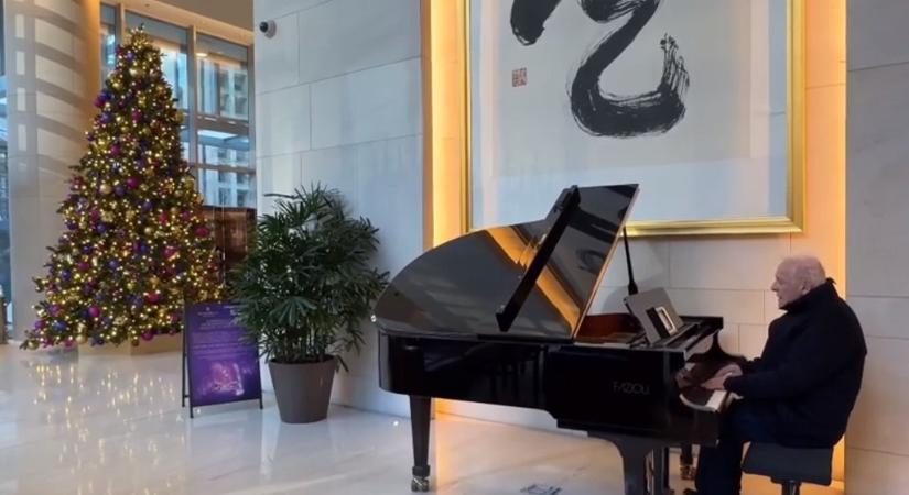 Egy kanadai hotel zongorájánál tűnt fel Anthony Hopkins