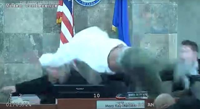 Videó: átrepült a pulton és rávette magát a vádlott a bírónőre, véres verekedés tört ki a tárgyalóteremben