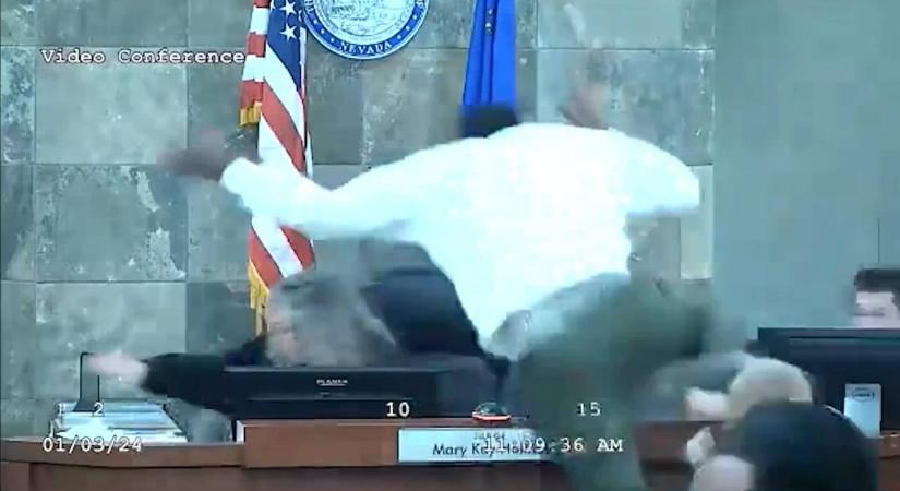 „B*szd meg, r*banc!” – Tárgyalás közben durrant el a vádlott agya: átrepült a pulpituson, majd kegyetlenül megverte a bírónőt – videó