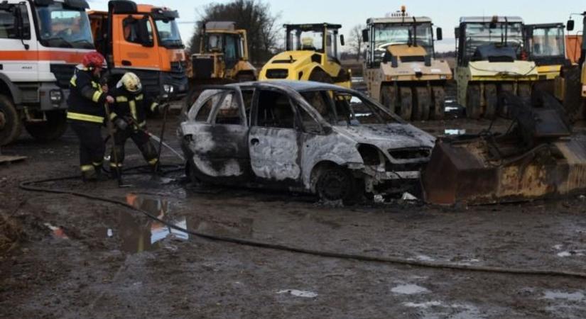 Gázszagot érzett, mégis rágyújtott – durva képek érkeztek a miklósi autótűz helyszínéről