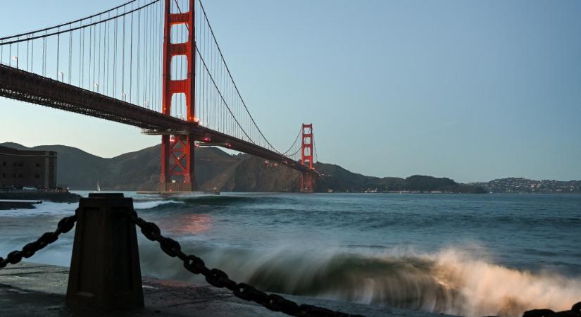 Közel 90 év alatt mintegy kétezren ugrottak le róla, de végre biztonsági hálót kapott a Golden Gate híd