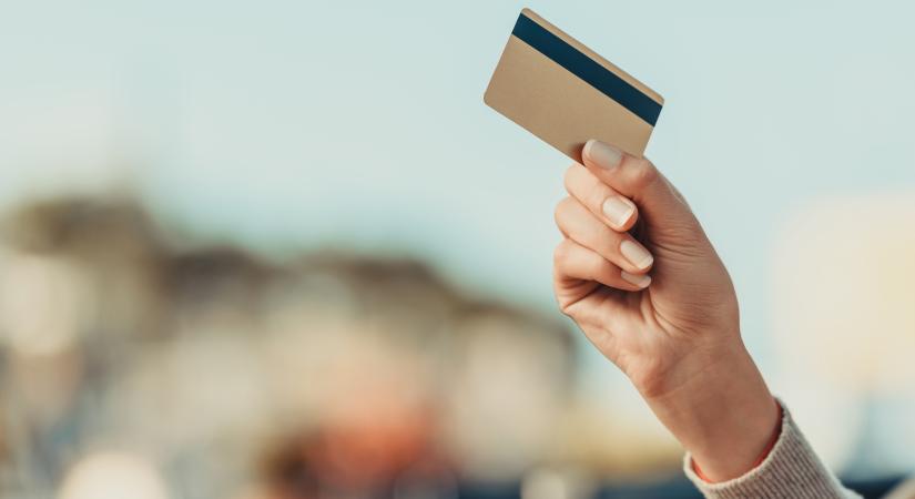 Egyre több amerikai fordul el a hitelkártyáktól