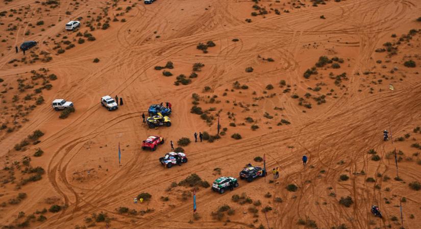 Balesetek a Dakar-ralin: mentőhelikoptert riasztottak a versenyzőért - videó