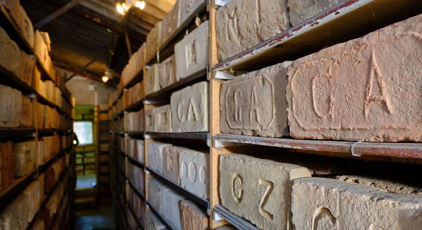 400 évig készültek a bélyeges téglák Bajon, be is kerültek a vármegyei értéktárba