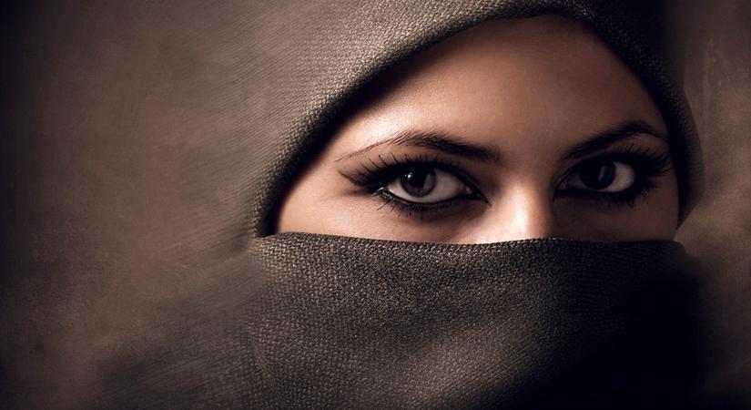 Iránban megkorbácsoltak egy nőt, mert nem viselt fejkendőt