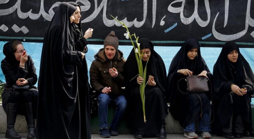 Megkorbácsoltak egy nőt Iránban, mert nem viselt fejkendőt