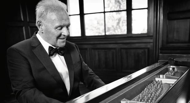 Anthony Hopkins hotelekben lepi meg zongorajátékával az embereket