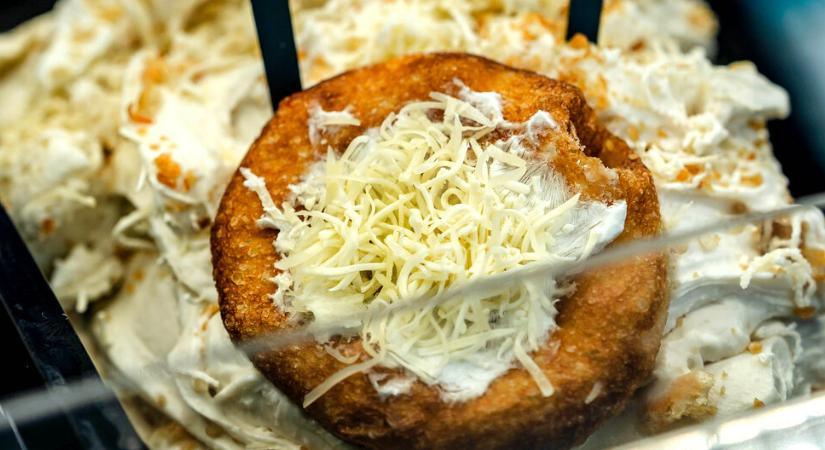Új fagyi hódít a Balatonon! A sajtos-tejfölös lángos ízű fagylalt a király