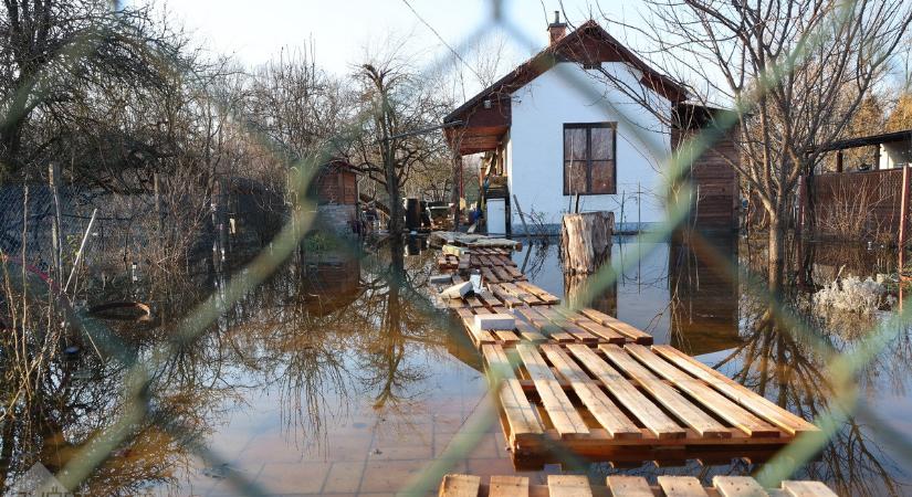 Homokzsákkal, szivattyúzással, ideiglenes lakhellyel segítik a rabkertieket