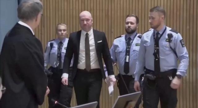 A 77-szeres gyilkos Anders Breivik perel a magánzárka miatt