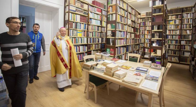 Hivatala dolgozóit is meghintette szenteltvízzel Palánki Ferenc, a Debrecen-Nyíregyházi Egyházmegye püspöke