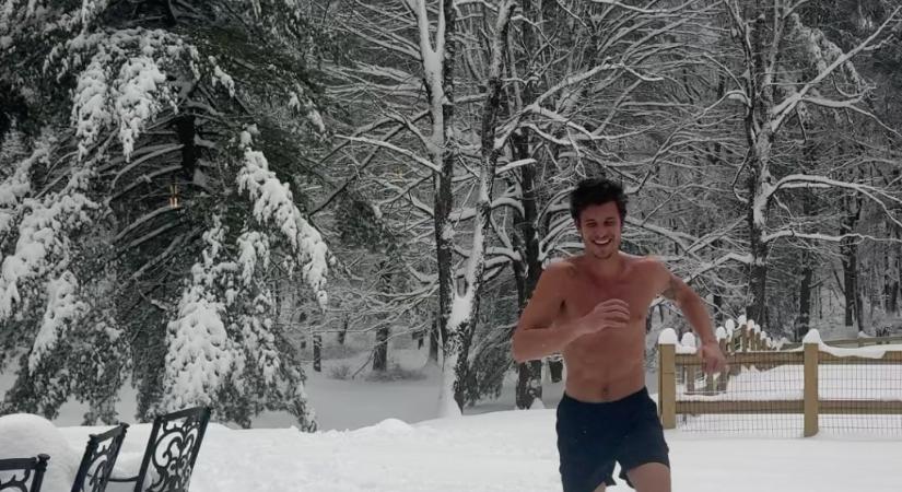 Shawn Mendes hóban fürdőzéssel nyitotta az idei évet