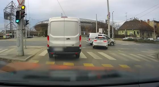 Egy rendőrautó sofőrje okozott kisebb balesetet a Hungária körúton – videó