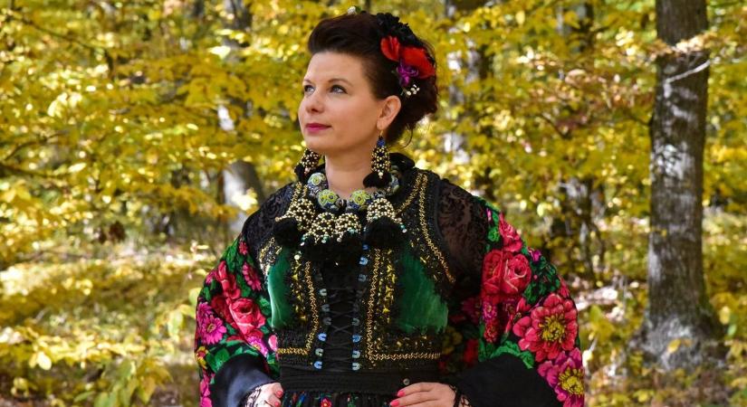 Auróra FolkGlamour: a magyar népviselet divatos esszenciája  exkluzív videó