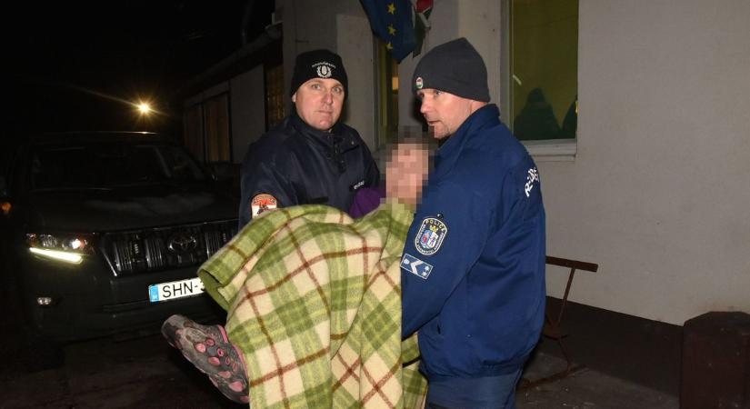Bravúros életmentés a kegyetlen télben, a karjukban vitték haza a rendőrök az idős nőt