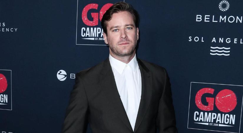 A kannibalizmussal vádolt Armie Hammer újra szerelmes: 11 évvel fiatalabb szépség mellett talált rá a boldogság