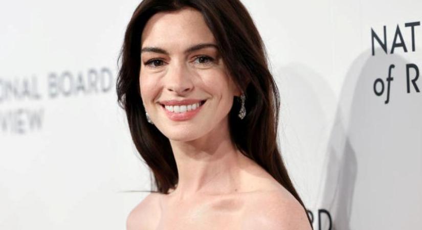 A 41 éves Anne Hathaway irtó dögös fekete estélyiben tündökölt a vörös szőnyegen