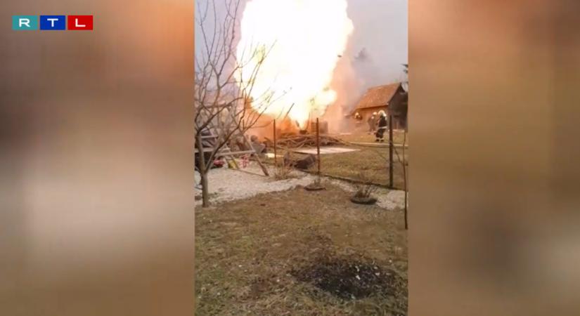 Videó: a tűzoltók mellett robbant fel a gázpalack egy égő házban Tatabányán