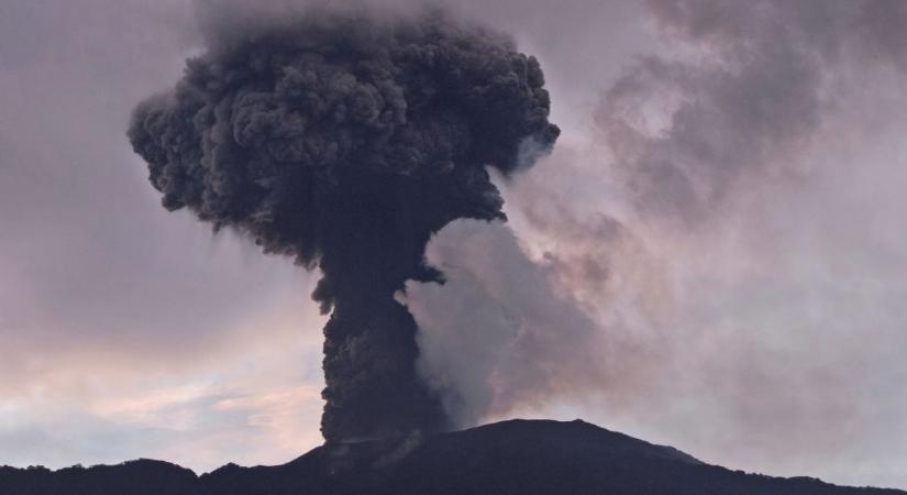 Egy nap alatt negyvenszer tört ki egy indonéziai vulkán