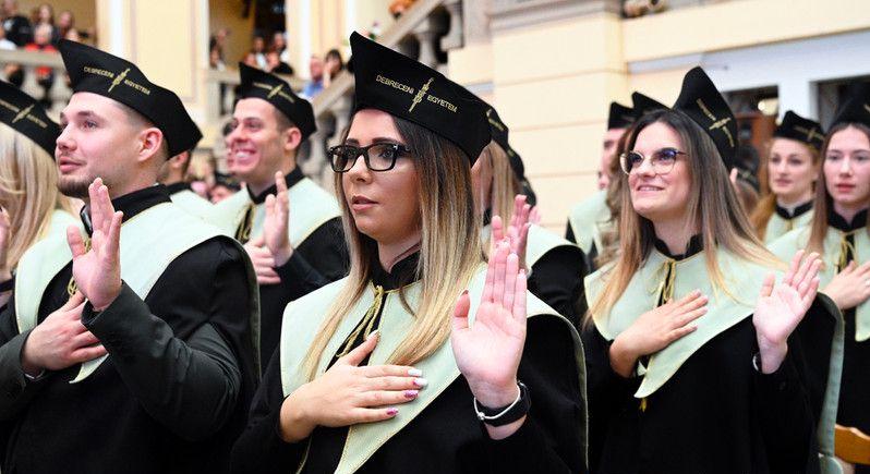 Hatszáz friss diplomást engedtek rá a munkaerőpiacra Debrecenben