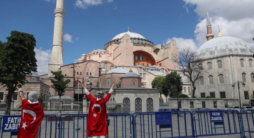 Hétfőtől belépődíjat szednek a Hagia Sophiaban