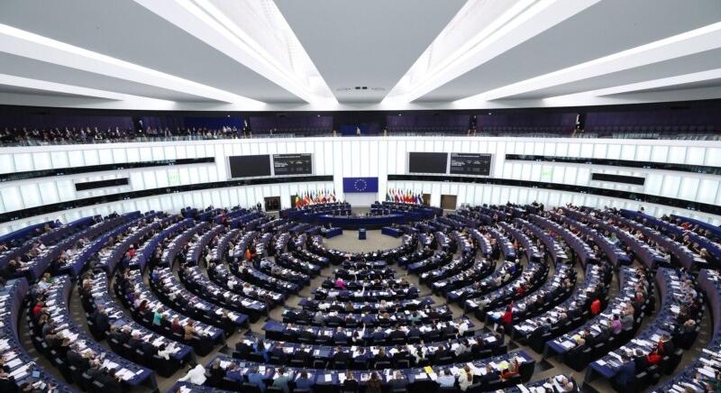 Az EP a magyar kifizetések miatt bírósági perrel és bizalmatlansági indítvánnyal fenyegeti Von der Leyent