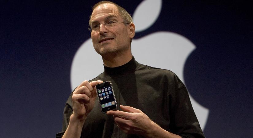 Az összeomlás határán táncolt Steve Jobs kezében az első iPhone
